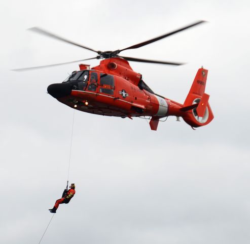 N6509 — -  Retrieving rescue swimmer during demonstration.