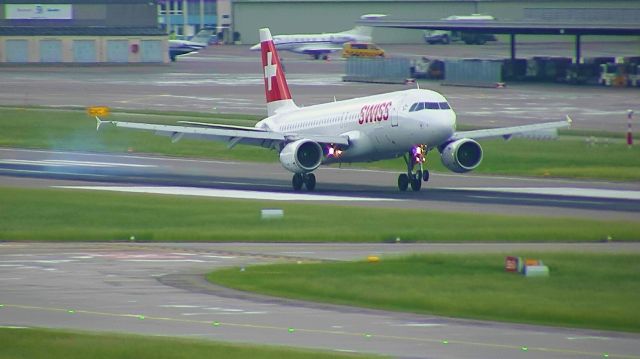 Airbus A320 (HB-JLR)