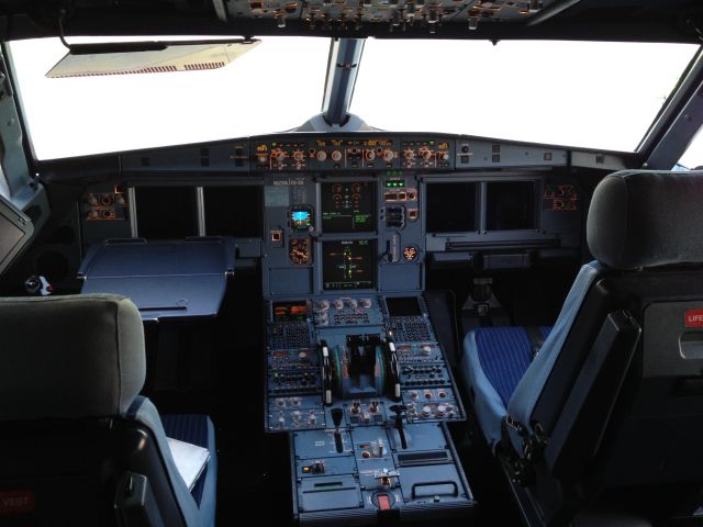 Airbus A320 (N625VA) - Virgin America Flight Deck.