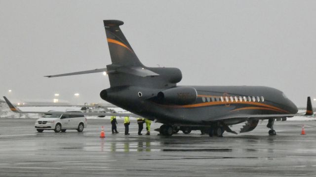 Dassault Falcon 7X (N369CA) - Nicely Colored Falcon 7X at Signature Flight Support KBUF