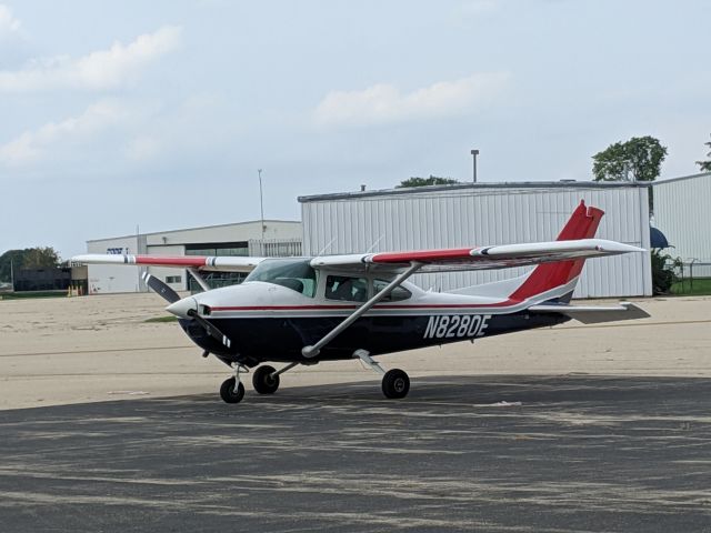 Cessna Skylane (N8280E) - KRFD Ramp