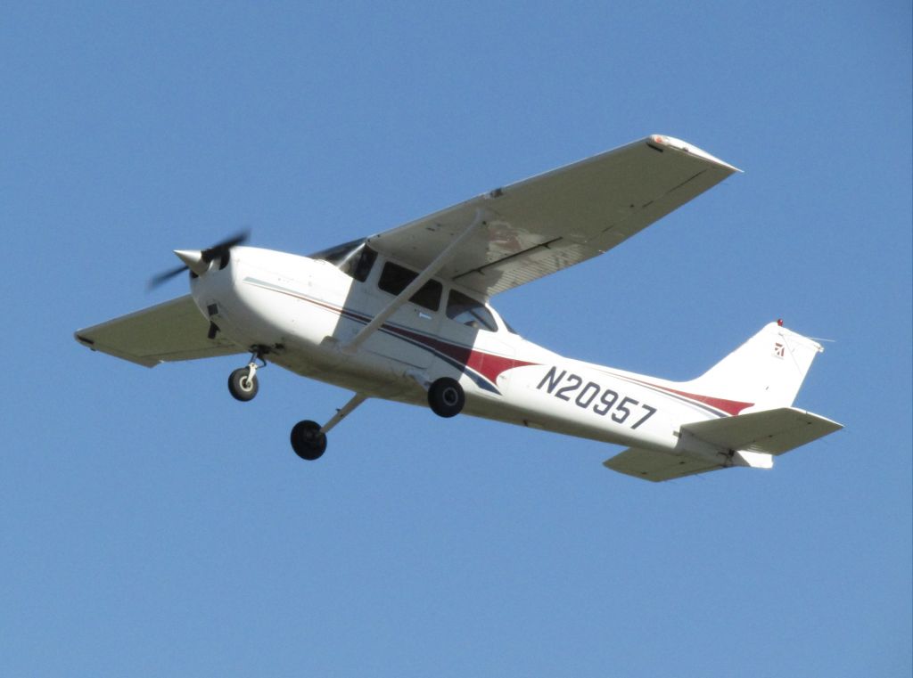 Cessna Skyhawk (N20957) - Taking off RWY 26L