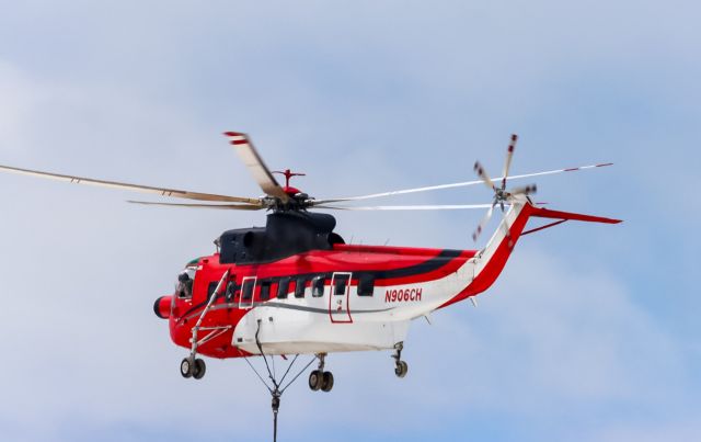 Sikorsky Sea King (N906CH) - loading unloading at amazons new building at cvg