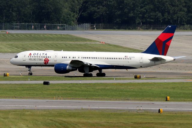 Boeing 757-200 (N650DL) - DL 8955 taxiing out to 29