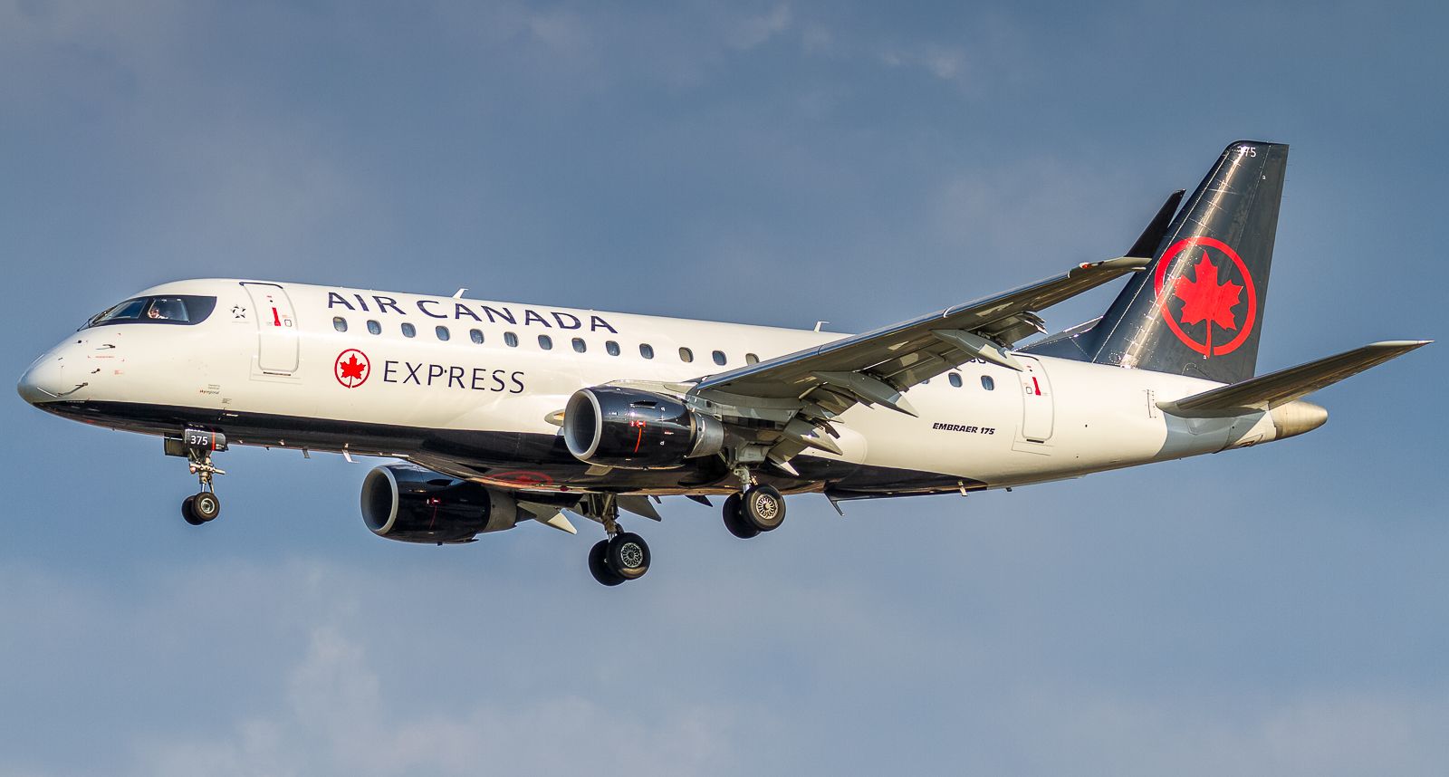 Embraer 175 (C-FEID)