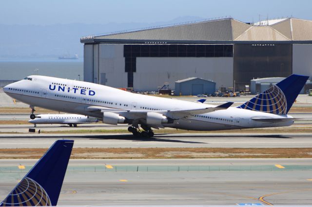 Boeing 747-400 (N122UA)