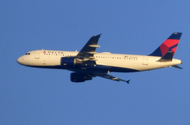 Airbus A320 (N334NW) - Shown here is a Delta Airlines Airbus A320 a few minutes until it lands in the Autumn of 2017.