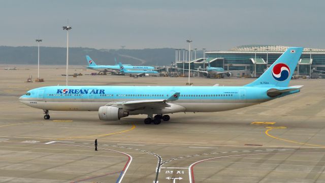 Airbus A330-300 (HL7524) - Korean Air Airbus A330-322 HL7524 in Seoul 