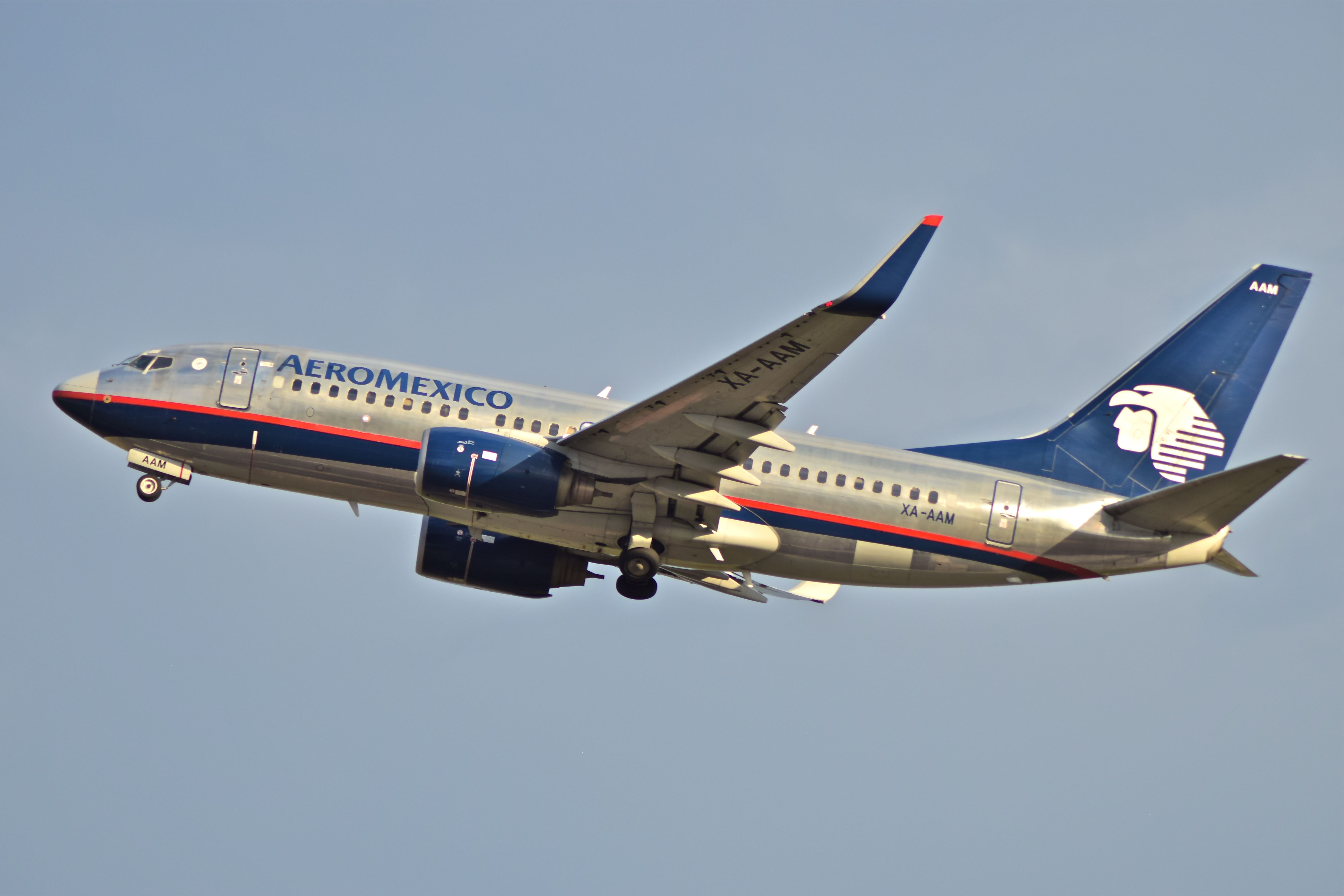 Boeing 737-700 (XA-AMM) - B737-700 (XA-AMM), takeoff from runway 05L in Mexico City Airport (AICM), old colors.