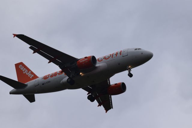 Airbus A319 (G-EZED) - EZY84FH on final approach to runway 25 at Belfast International on 13 March 2016