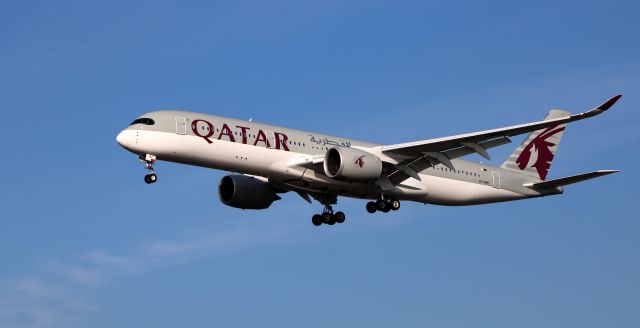 Airbus A350-900 (A7-AMH) - On final is this 2018 Qatar Airways Airbus 350-941 from the Autumn of 2020.
