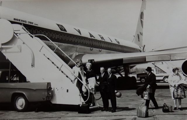 — — - VARIG 707 type 320C New York Airport