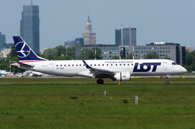 Embraer ERJ-190 (SP-LMC) - WAW SPOTTING