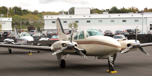 Beechcraft Baron (58) (N7237X) - One of RELIANT AIRs Barons. They have the lowest fuel price on the Danbury (KDXR) airport!