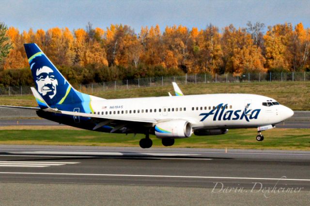 Boeing 737-700 (N619AS) - Landing runway 15 Ted Stevens INT.