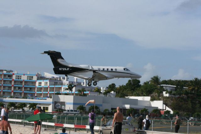 Embraer Phenom 300 (N729JF)