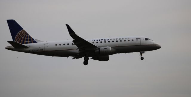 Embraer 175 (N603UX) - On final is this 2019 United Airlines Express Embraer 170-200LR in the Autumn of 2020.