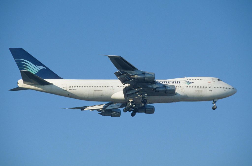 Boeing 747-200 (PK-GSD) - Final Approach to Narita Intl Airport Rwy34L on 1997/01/17