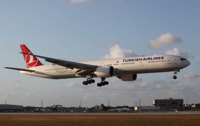 BOEING 777-300ER (TC-LJF) - Boeing 777-3F2(ER) landing at MIA 