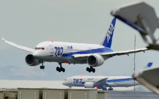 Boeing 787-8 (JA809A) - 2014 - Busy, busy! 1 Landing and 1 Taking off on new runway