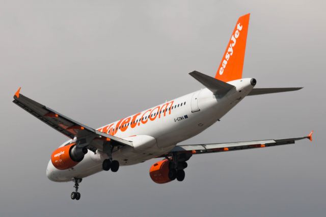 Airbus A320 (G-EZWA)