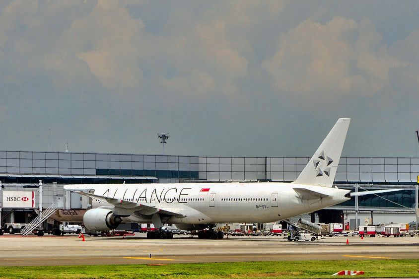 BOEING 777-300 (9V-SYL)