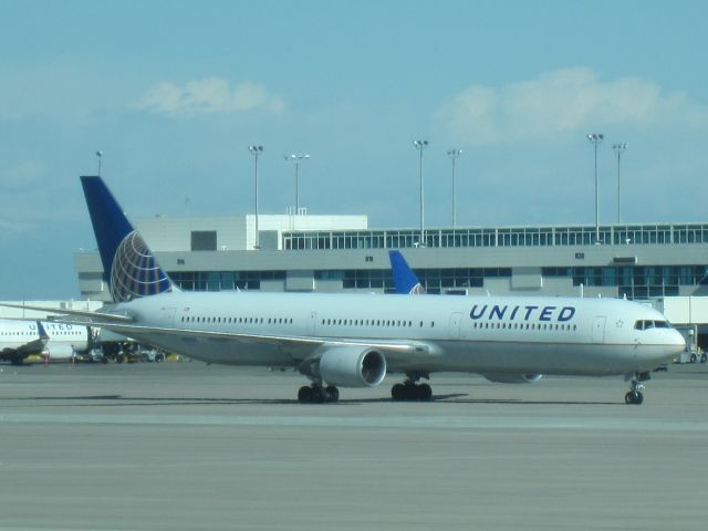 BOEING 767-400 (N76065) - In Bound from PHNL.