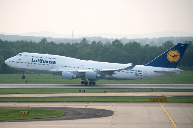 Boeing 747-400 (D-ABVC) - D-ABVC  B747-430  DLH  KIAD  20110904