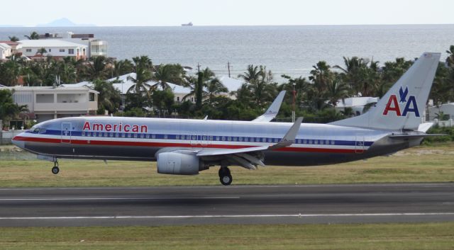 Boeing 737-800 (N915AN)