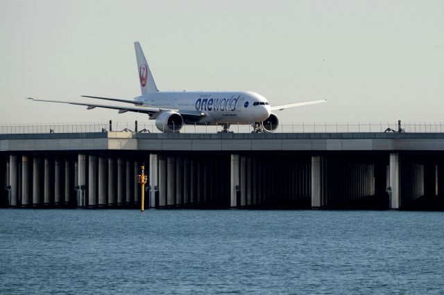 Boeing 777-200 (JA708J)