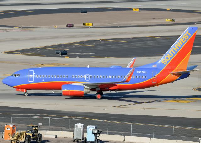 Boeing 737-700 (N562WN)