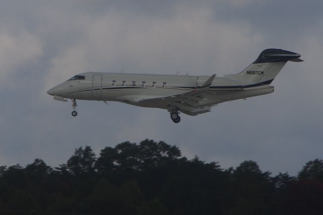 Bombardier Challenger 300 (N697CM)