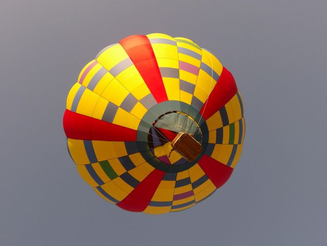 Unknown/Generic Balloon (N145BA) - Floating near the Downtown Shreveport airport during a local balloon rally/competition.