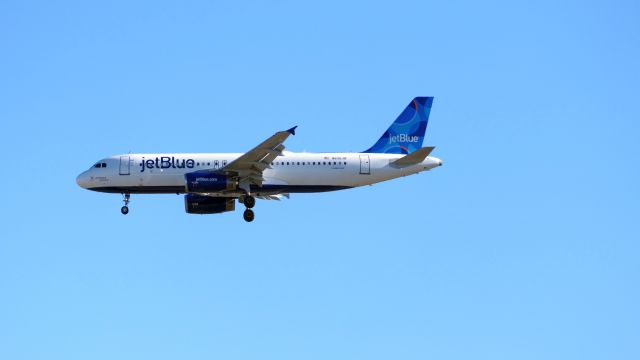 Airbus A320 (N636JB)