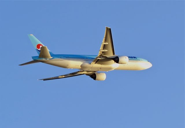 Boeing 777-200 (HL7575)