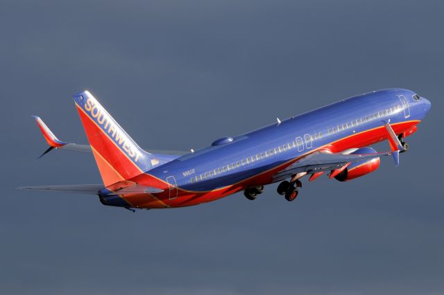 Boeing 737-800 (N8611F) - Southwest 737-800 departing JWA.