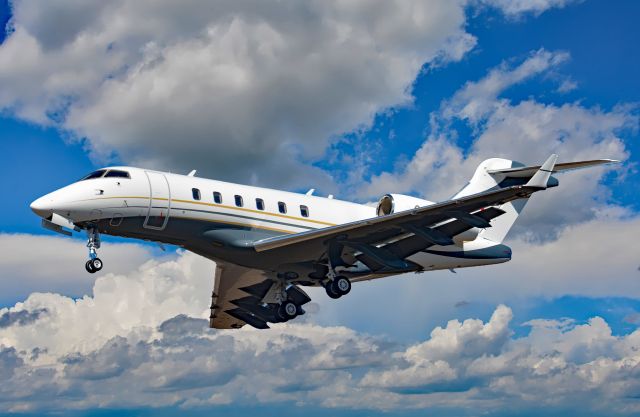 Bombardier Challenger 300 (C-GIPZ) - On final for 24R in CYHU. 23-03-2025
