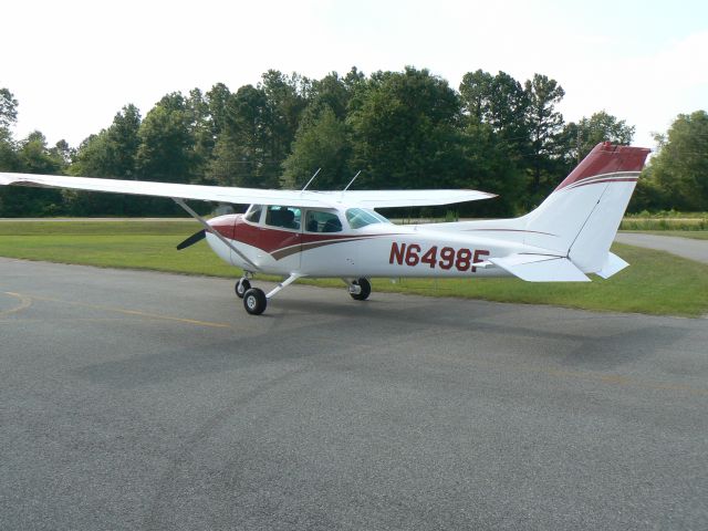 Cessna Skyhawk (N6498F)