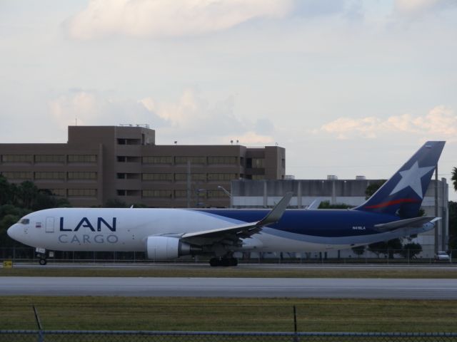 BOEING 767-300 (N418LA)