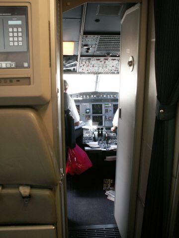 EI-DVF — - Nach der Landung in STR und dem Erreichen der Parkposition konnte ich kurz vor dem Aussteigen mit Zoom in das geöffnete Cockpit der A320-200 EI-DVF der Aer Lingus fotografieren. Datum: 09.05.2011