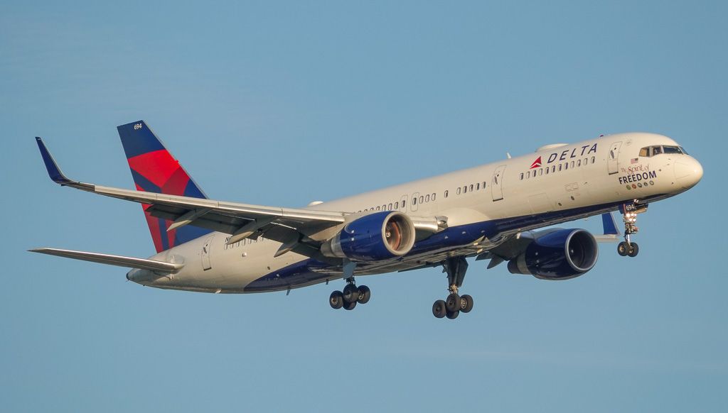 Boeing 757-200 (N694DL) - The Tide arriving in Knoxville for the big game!!