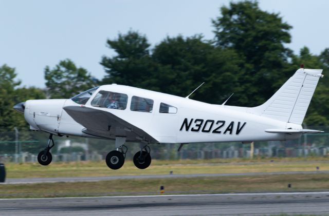 Piper Cherokee (N302AV) - Touch/Go RWY 01
