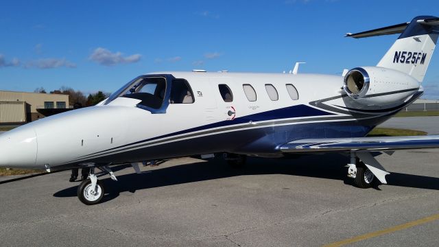 Cessna Citation CJ1 (N525FM) - On the ramp @ KOQN (2016)