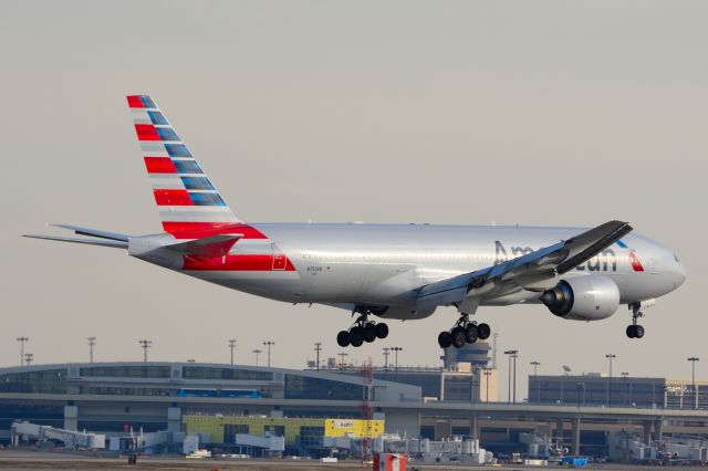 Boeing 777-200 (N753AN) - American - N753AN - B777-200 - Arriving KDFW 12/27/2013