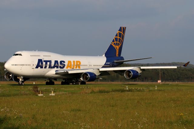 Boeing 747-400 (N465MC)