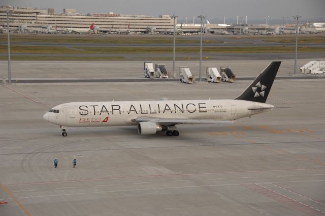 BOEING 767-300 (B-2570) - Taxi at Haneda Intl Airport on 2010/11/19 Star Alliance c/s