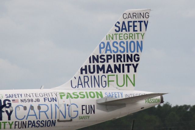 Airbus A320 (N598JB) - JetBlue Flight 965 (N598JB) "Bluemanity" arrives at Southwest Florida International Airport following flight from Boston-Logan International Airport