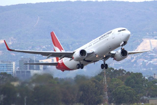 Boeing 737-800 (VH-VXD) - Getting airborne off runway 23. Friday 1st February 2013.