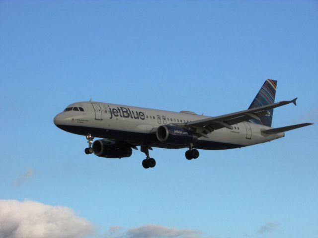 Airbus A320 (N593JB) - Landing RWY 30