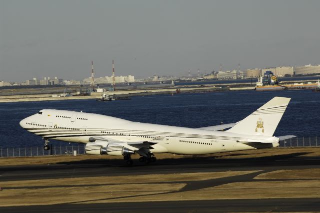 Boeing 747-400 (V8-ALI) - Departure at Haneda Intl Airport Rnwy34R on 2013/12/15 "The Sultans Flight"